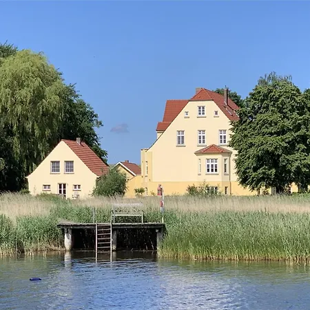 Ruegen-ferienwohnung-7-am-wasser-gut-grubnow-mit-balkon-wlan-und-sauna * Grubnow